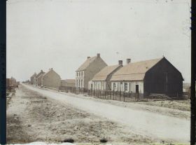Image représentant Belgique, Zonnebeke, Maisons provisoires et maisons définitives
