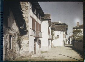 Image représentant France, Espelette, Une rue et Vieilles Maisons