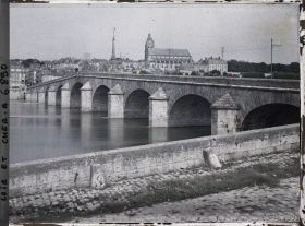Image représentant Le pont Jacques-Gabriel, au second plan la cathédrale