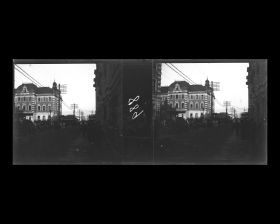 Image représentant Le bâtiment de la Mitsui Bank (à gauche) dans le quartier de Nihonbashi et le grand magasin Mitsukoshi