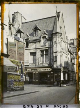 Image représentant La tourelle de l'hôtel Hérouët à l'angle des rues Vieilles-du-Temple et des Francs-Bourgeois