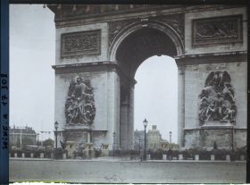 Image représentant Le Cénotaphe dédié aux morts pour la patrie sous l'Arc de Triomphe pour les fêtes de la Victoire des 13 et 14 juillet 1919