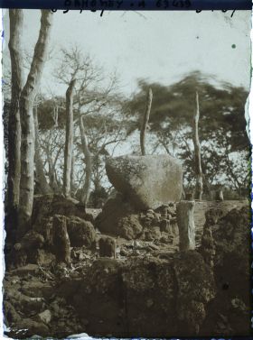 Image représentant Tertre de guerre des rois du Dahomey, pierre pour aiguiser les coupe-coupe