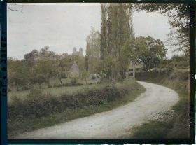 Image représentant France, Gourdon (Lot), La promenade du Château les tours St Pierre et la route du cimetière