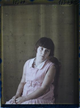 Image représentant https://musee-albert-kahn.s-museum.fr/home/NWQ2OTAwYzNmYjZlZTk1ZWQwODJmMjY4L2dlbmVyaWMtbm90aWNlLXRhYi9hdXRob3JpdHkvNjE3YTc5ZjVjZjhiODk2OGIzMzM3ZDIx/5d6900c3fb6ee95ed082f268/generic-notice-tab/authority/617a79ebcf8b8968b3336ef3 Mademoiselle Henry