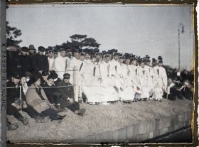 Image représentant Funérailles de l'Empereur Taisho-Tenno (Yoshihito), tribune de prêtres shintoïstes et de badeaux