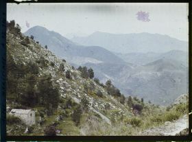 Image représentant Paysage de petite montagne avec maison de pierre au premier plan