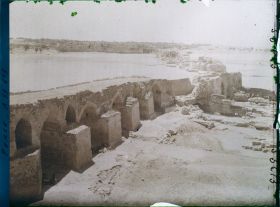 Image représentant Vestiges du Band-e Kaisar,pont-barrage sassanide (vers 260) sur le fleuve Karoun (550 mètres de large)