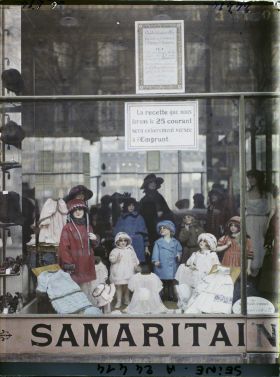 Image représentant Affichette sur une vitrine de la Samaritaine à l'occasion de la Journée du Commerce de l'emprunt national (25 novembre 1920)