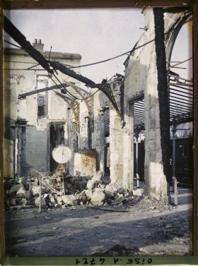 Image représentant La gare, la salle des bagages en ruines