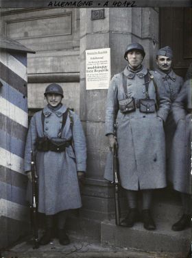 Image représentant Prusse, Duisbourg, Affiche apposée s/ le Palais de Justice et Soldats Français