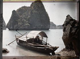 Image représentant Une jeune fille à l'intérieur d'un sampan dans le Cirque de la Surprise