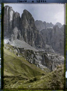 Image représentant La chaine de la Sella (Groupo di Sella ou Sellagruppe) depuis le col du Grödner (Grödner Joch ou passo Gardena)