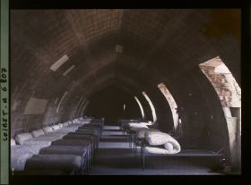 Image représentant Dortoir aménagé sous la voûte en bois de châtaigner, de l'hôpital militaire 47