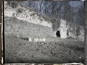 Image représentant La partie la plus ancienne du mur d'enceinte du vieux château et la petite tour