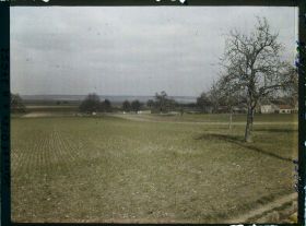 Image représentant France, Les Clayes, Les Champs près du Village