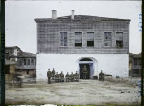 Image représentant Ecole grecque et gendarmes turcs avec la nouvelle tenue