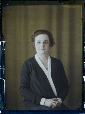 Image représentant https://musee-albert-kahn.s-museum.fr/home/NWQ2OTAwYzNmYjZlZTk1ZWQwODJmMjY4L2dlbmVyaWMtbm90aWNlLXRhYi9hdXRob3JpdHkvNjE3YTc5ZjVjZjhiODk2OGIzMzM3ZDIx/5d6900c3fb6ee95ed082f268/generic-notice-tab/authority/617a79ebcf8b8968b3336bcb Madame Dongé