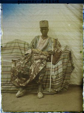 Image représentant Le roi Tôli sur son sofa