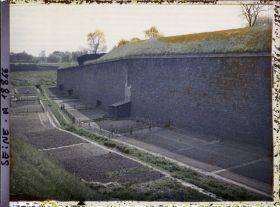 Image représentant Les jardins ouvriers aux pieds des fortifications, à la porte de Saint-Mandé