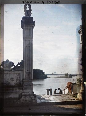 Image représentant L'entrée du temple de Chan-vu, (ou Tran-vu) vue vers le lac, dans le quartier de la Citadelle (le Grand Lac)