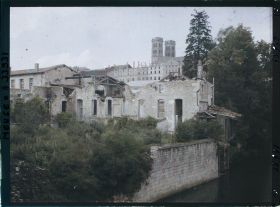 Image représentant France, Verdun, Ruines et Tour de la Cathédrale, vues du Pont de la Promenade
