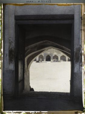 Image représentant Entrée de la mosquée fortifiée d'Ali et la cour (hommes et femmes sont séparés)
