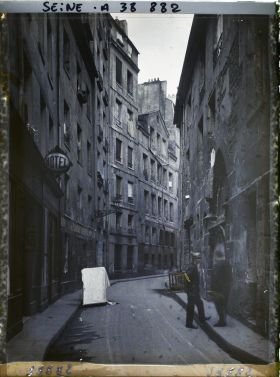 Image représentant Le début de la rue de l'Hôtel-de-Ville, au niveau de l'Hôtel de Sens