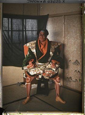 Image représentant Théâtre Kabuki au théâtre Hongôza, l'acteur Bandô Mitsugorô VII (1882-1961) costumé