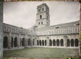 Image représentant Le cloître et la tour de Saint-Trophime