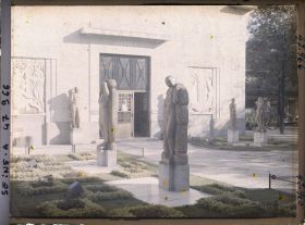 Image représentant L'Exposition des arts décoratifs, Patio de la fédération des artistes décorateurs, Porte d'Or de la galerie de la section française par Charles Siclis