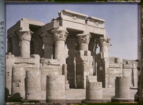 Image représentant Salle hypostyle de côté vue de la cour d'entrée du temple de Kom Ombo