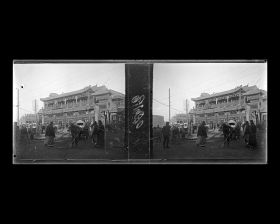 Image représentant Le magasin de soieries Ruizengxiang, sur le côté est de l'avenue Zhengyangmen dajie ("avenue de la Porte Face au Midi")