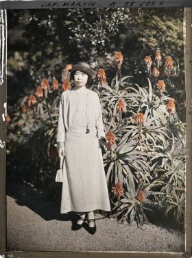 Image représentant La princesse Kitashirakawa, invitée par Albert Kahn, dans le jardin de sa villa