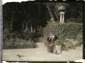 Image représentant Madame Cyrpienne Douine assise dans son jardin