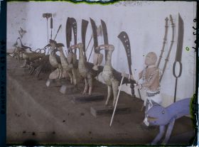 Image représentant Emblèmes des rois défunts au palais de  null Glélé (dans l'adandjèho, " case de courage ")