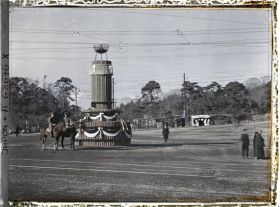 Image représentant Funérailles de l'Empereur Taisho-Tenno (Yoshihito), décor mortuaire (brûle-encens ?) et militaire à cheval, près du Palais ou près du mausolée de Tama?