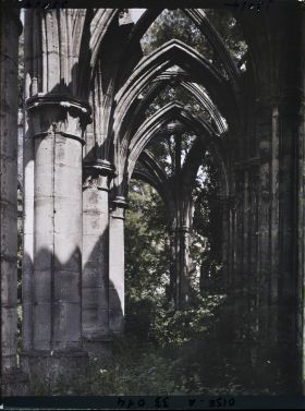 Image représentant France, Ourscamp, Ruines de l'Abbaye d'Ourscamp - Effet de lumière sur le pourtour du Ch?ur