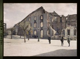 Image représentant Les halles vues de la rue de l'église