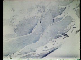 Image représentant France Les Alpes, Les Bossons, Crevasses de glace à une altitude de 1400m environ