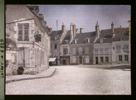 Image représentant France, Beaugency, Un petit coin de la place du Martroi, avec l'enseigne de l'hôtel St Etienne