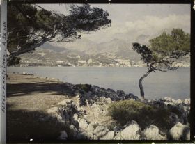 Image représentant Panorama sur les abords de Menton et son arrière-pays, depuis le sentier littoral du cap Martin