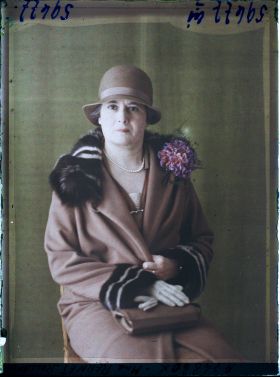 Image représentant https://musee-albert-kahn.s-museum.fr/home/NWQ2OTAwYzNmYjZlZTk1ZWQwODJmMjY4L2dlbmVyaWMtbm90aWNlLXRhYi9hdXRob3JpdHkvNjE3YTc5ZjVjZjhiODk2OGIzMzM3ZDIx/5d6900c3fb6ee95ed082f268/generic-notice-tab/authority/617a79ebcf8b8968b333689a Madame Bernet-Rollande