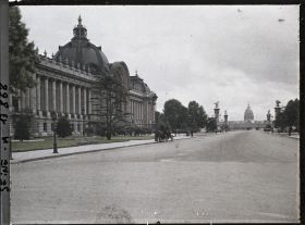 Image représentant L'ancienne avenue Nicolas II (actuelle avenue Winston Churchill), le Petit Palais, le pont Alexandre III et l'hôtel des Invalides