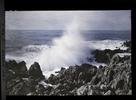 Image représentant Vagues se brisant sur les rochers, vus non loin de la villa Kahn, légèrement vers l'ouest