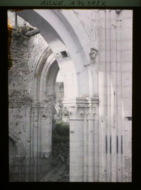 Image représentant Restes d'une voûte et de chapiteaux de l'église détruite