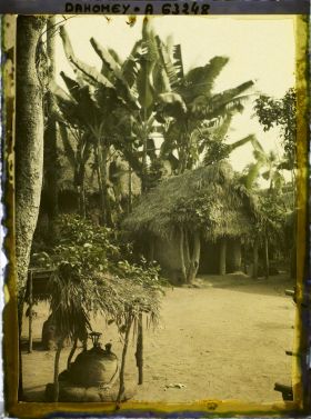 Image représentant Fétiches et case de fétiche (?) sur la place du village