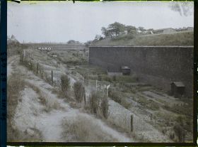 Image représentant Les jardins ouvriers dans les fossés des fortifications porte de la Villette