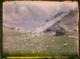 Image représentant France, La frontière Espagnole au Col de Boucharo : la grosse pierre marque la séparation de la France et de l'Espagne