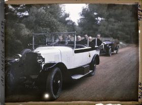 Image représentant Groupe de membres de l'Institut catholique invités par Albert Kahn en promenade vers Nice